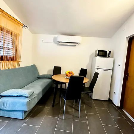 Cozy Nelo Near The Vir