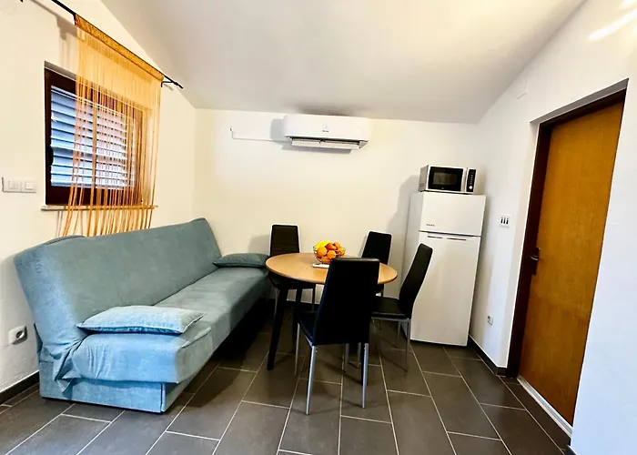 Cozy Nelo Near The Vir